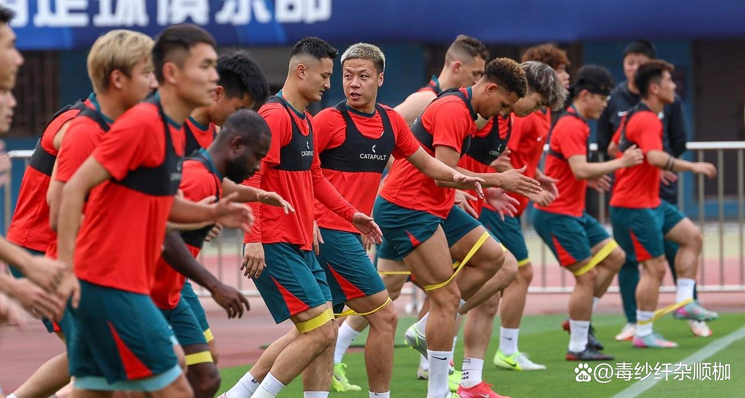 星空体育-包含足球友谊赛掀起高潮，中原雷豹队淘汰对手荆楚雄狮队，战至最后一刻——球迷期待下一战的词条